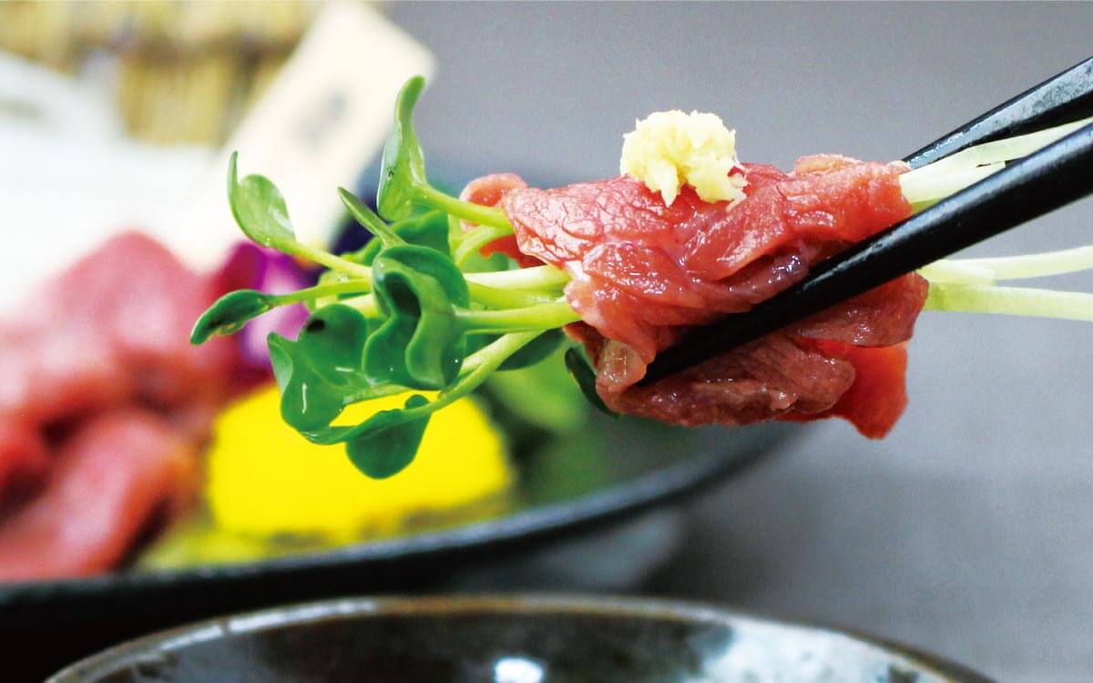 あさつきやカイワレ大根、玉ねぎなどと一緒に食べると美味しい国産赤身馬刺し