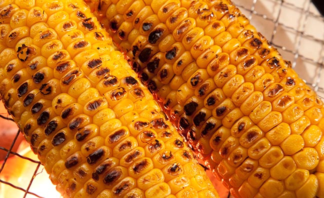 バーベキューやキャンプなどでも、焼いたとうもろこしは大人気!