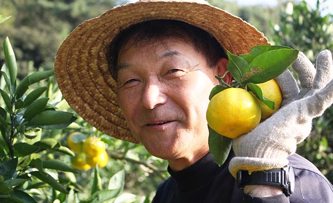 契約農家の三宅成輝さん。約9万平方メートルの広大なみかん畑で、こだわりいっぱいのみかんを育てています。※三宅さんは契約農家の1人です。『うま潮みかん』は、品質基準をクリアした複数の契約農家より発送いたします。