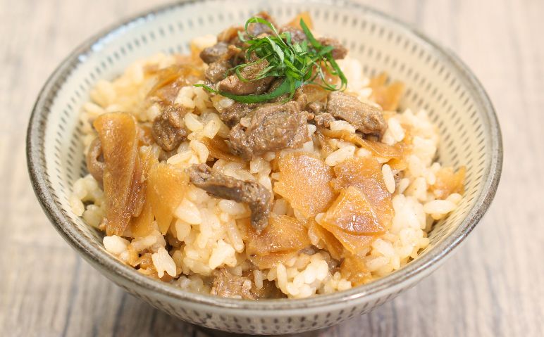 炊き立てご飯に混ぜるだけ!手軽に旨みたっぷりの具沢山な鶏めしをお楽しみいただけます♪
